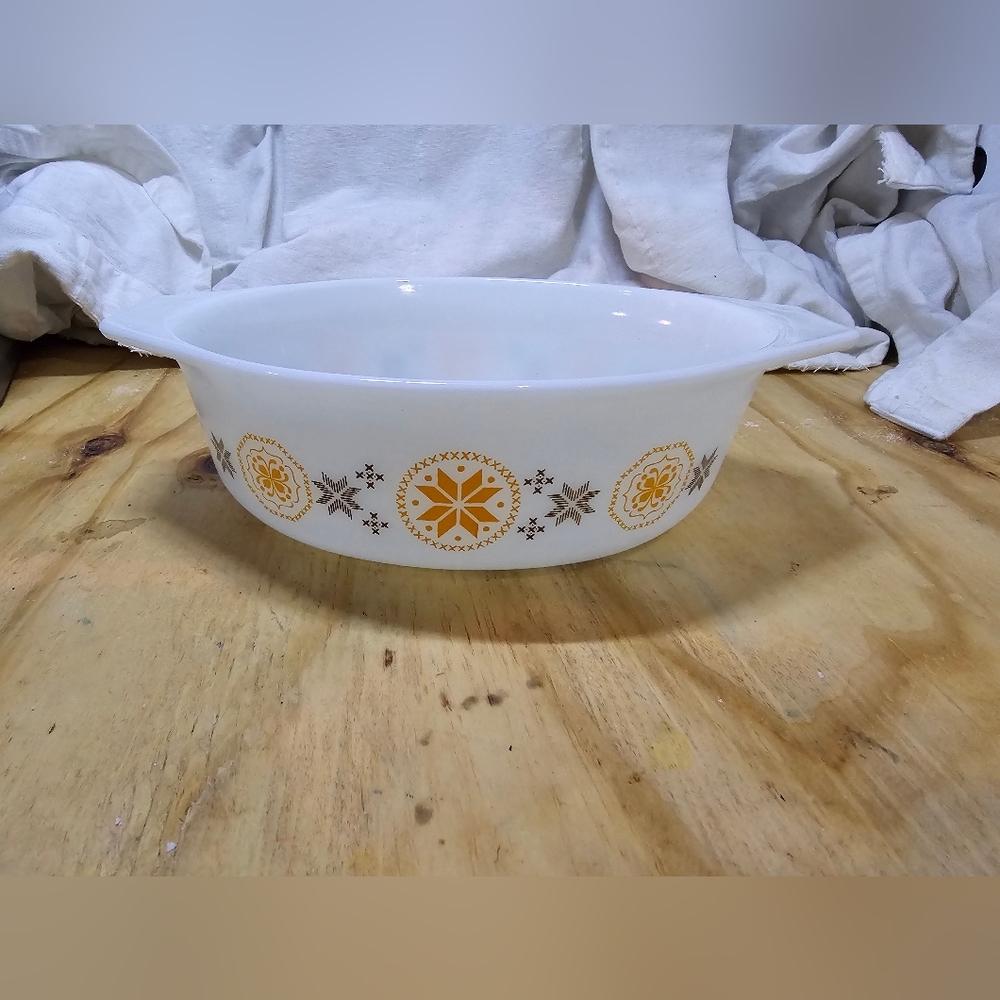 Vintage pyrex town and country casserole dish